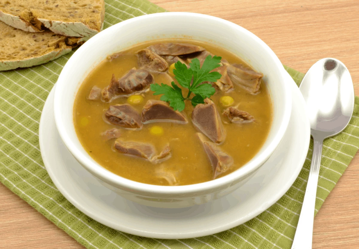 Miseczka gulaszu z żołądków gęsich podana z chlebem